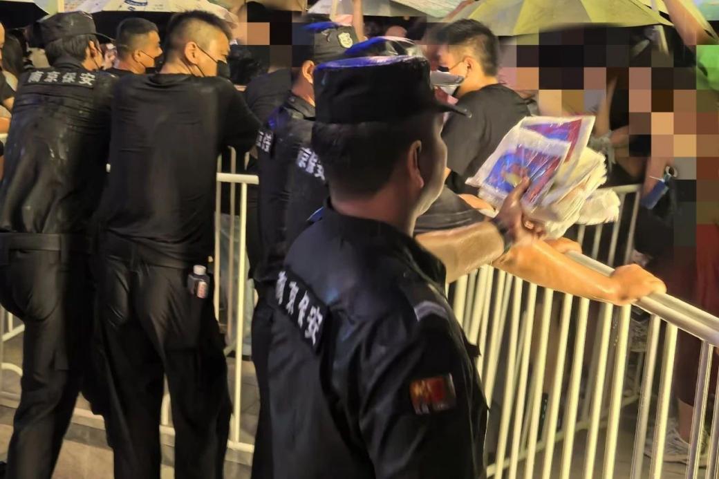 C:/Users/Administrator/Desktop/臺風“貝碧嘉”來襲，南京保安積極應對，“守”護萬家團圓！/11.jpg11