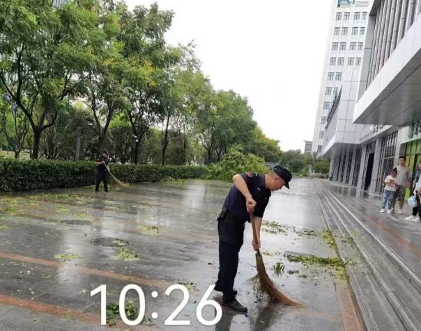 C:/Users/BA/Desktop/風(fēng)雨過后南京保安迅速行動(dòng)，恢復(fù)安“寧”面貌/5.jpg5