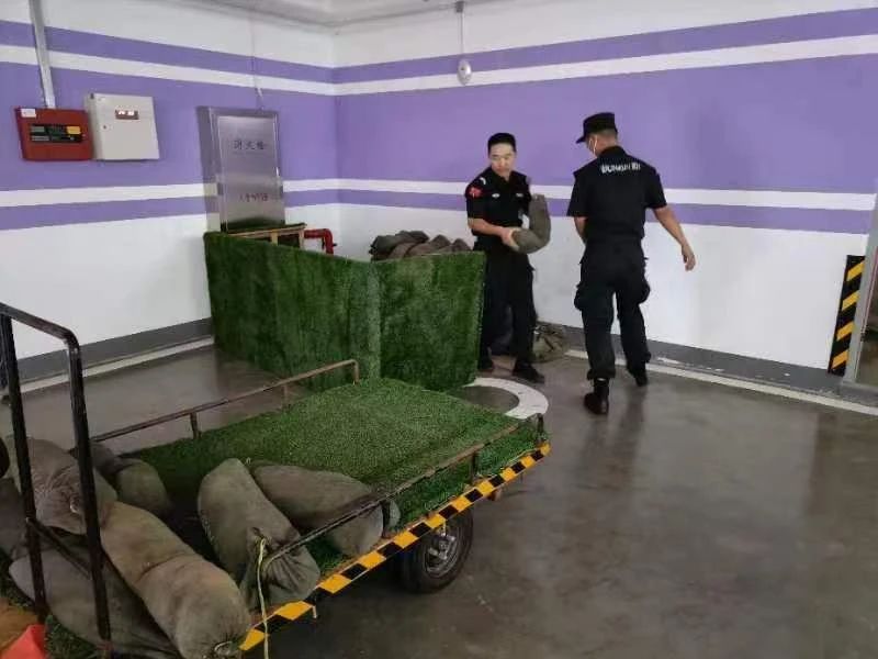 C:/Users/Administrator/Desktop/臺風“貝碧嘉”來襲，南京保安積極應對，“守”護萬家團圓！/5.jpg5