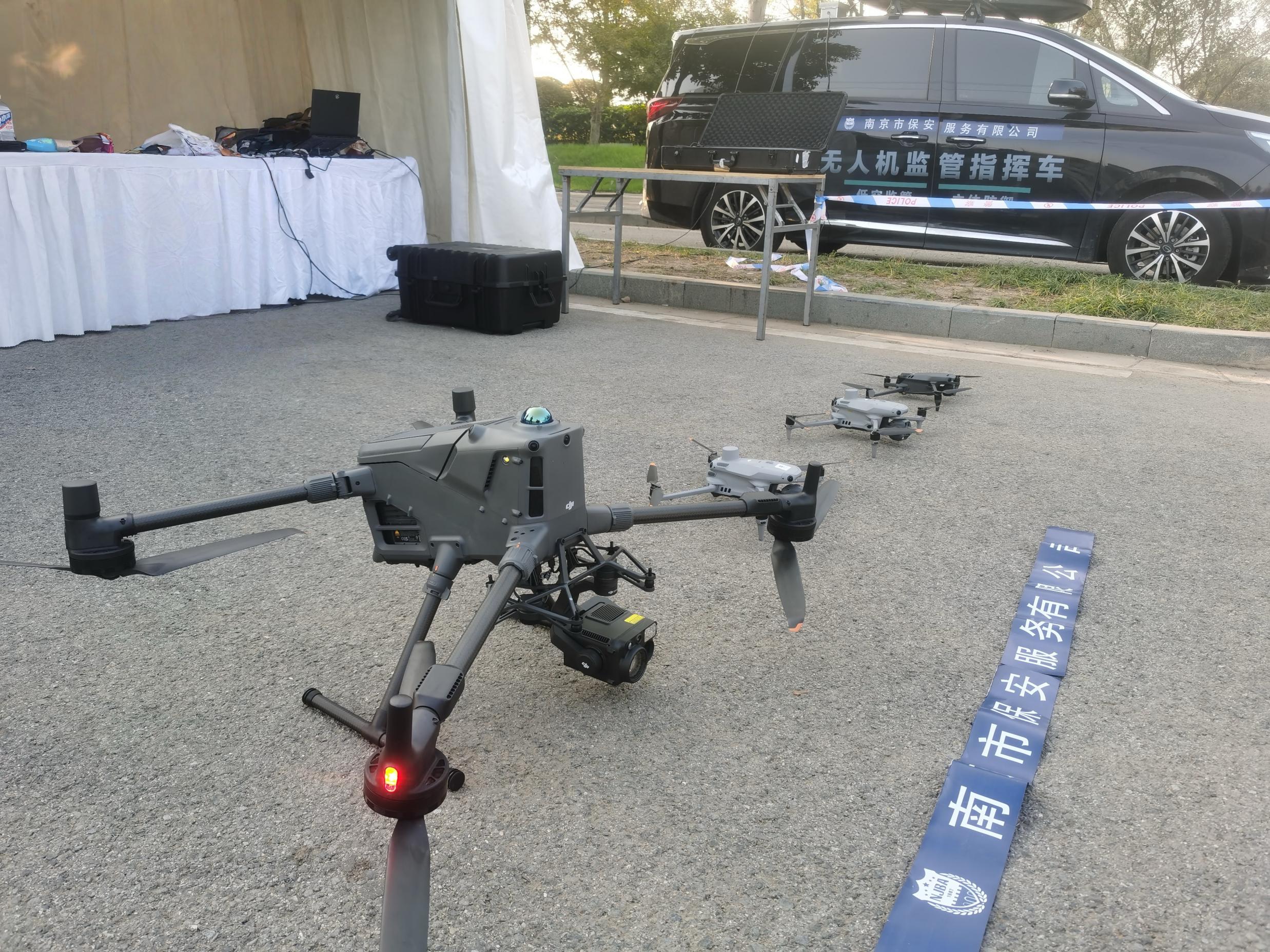 E:/25.12.10后 上傳網站留存/【回首2025】南京保安“五新”答卷迎接“十五五”/回首2025照片/07 無人機-大活現(xiàn)場.jpg07 無人機-大活現(xiàn)場